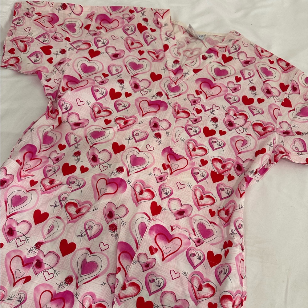 Peaches Scrub Top V-Day hearts print